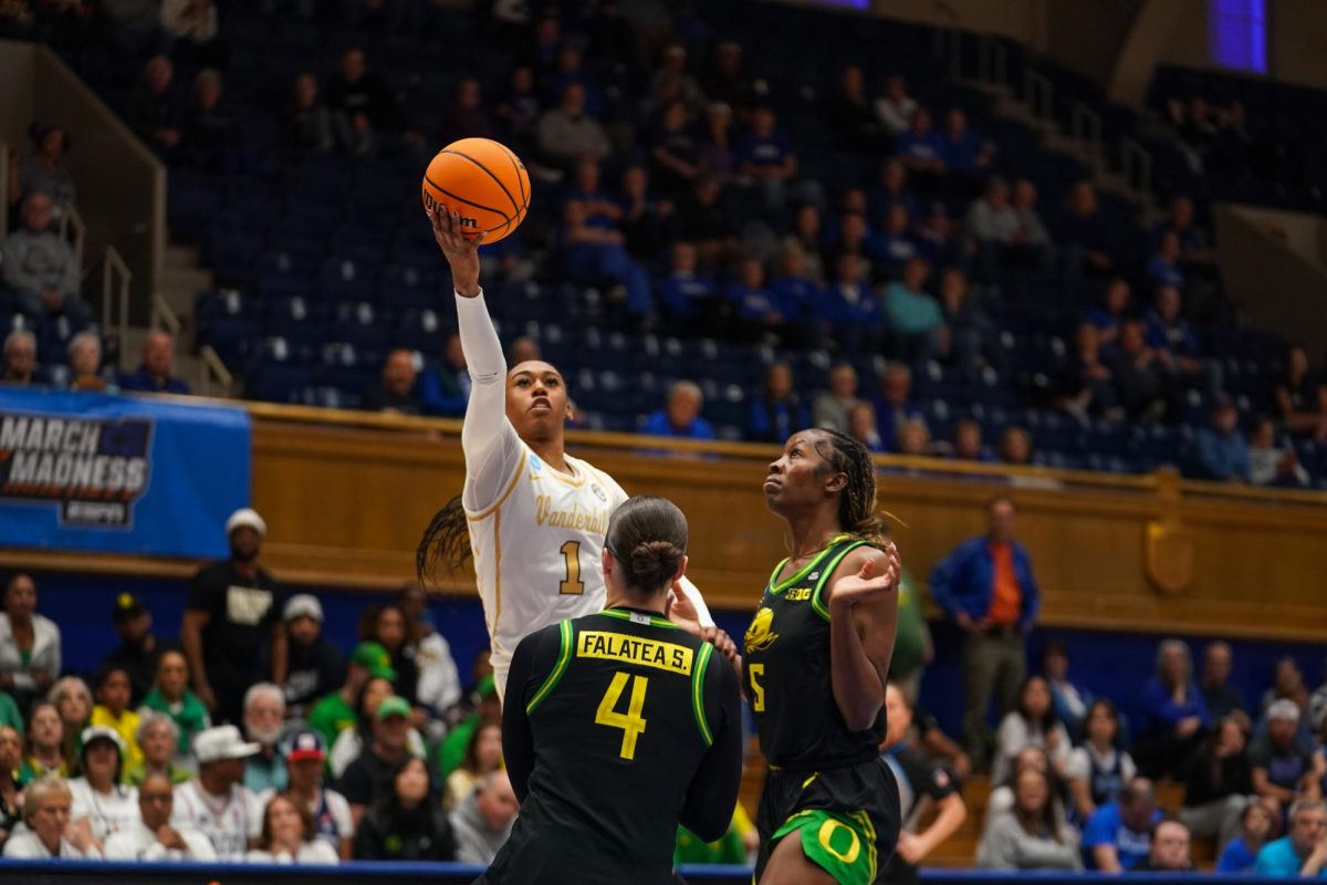 Mikayla Blakes shoots a layup over two Oregon defenders, as photographed on March 21, 2025. (Hustler Multimedia/Connor Campbell)